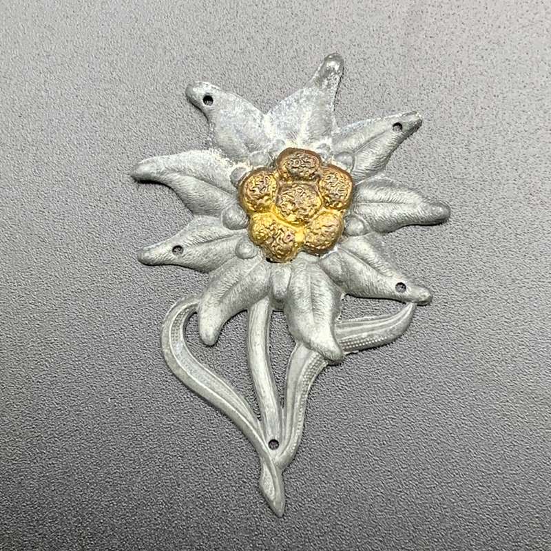 WW2 German Army 'Edelweiss' Mountain Troopers Cap Badge (Gebirgsjager)