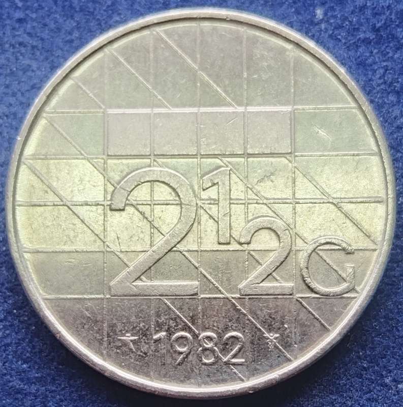 1982      2½ Gulden - Beatrix     Netherlands          SUN16456