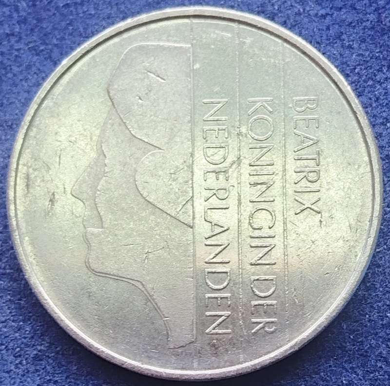 1982      2½ Gulden - Beatrix     Netherlands          SUN16456
