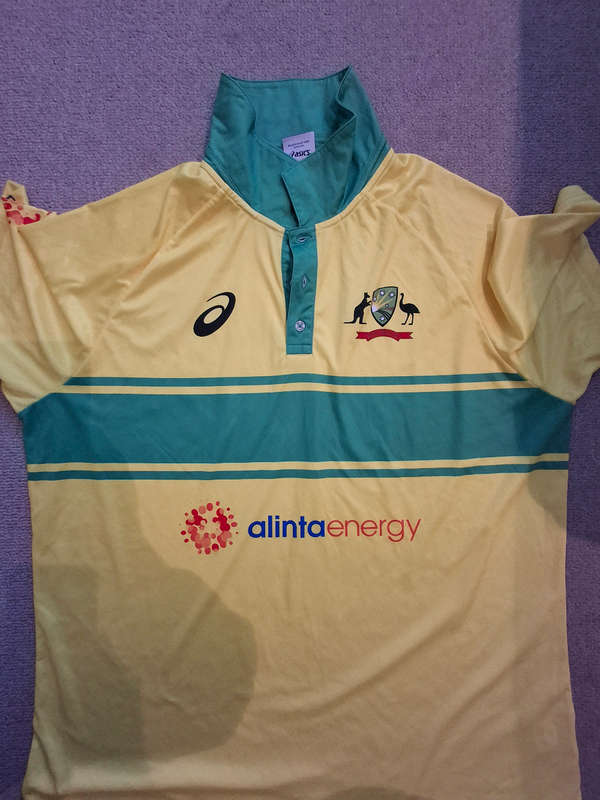 Australia 2019 era Asics cricket shirt!