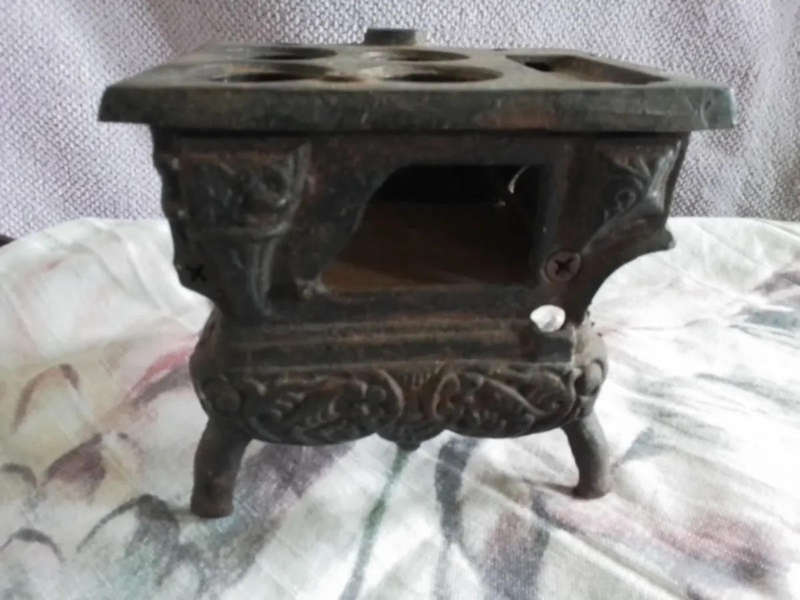 Vintage miniature Queen Anne Stove
