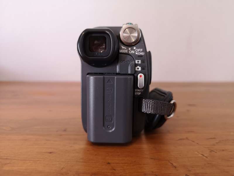 Sony Handycam DCR-DVD605e camcorder