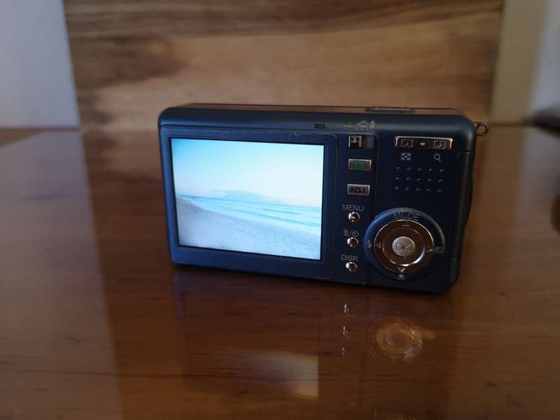 Ricoh Caplio R2 digital compact camera **CCD sensor**