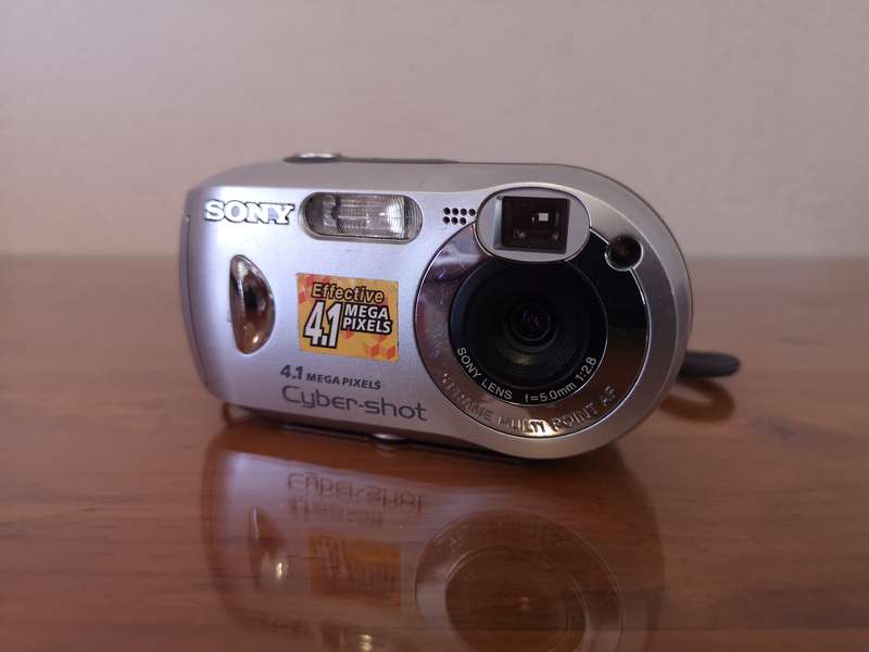 Vintage Sony Cyber-shot DSC-P41 ccd sensor 4.1mp digital point & shoot camera