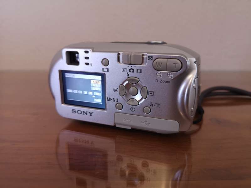Vintage Sony Cyber-shot DSC-P41 ccd sensor 4.1mp digital point & shoot camera