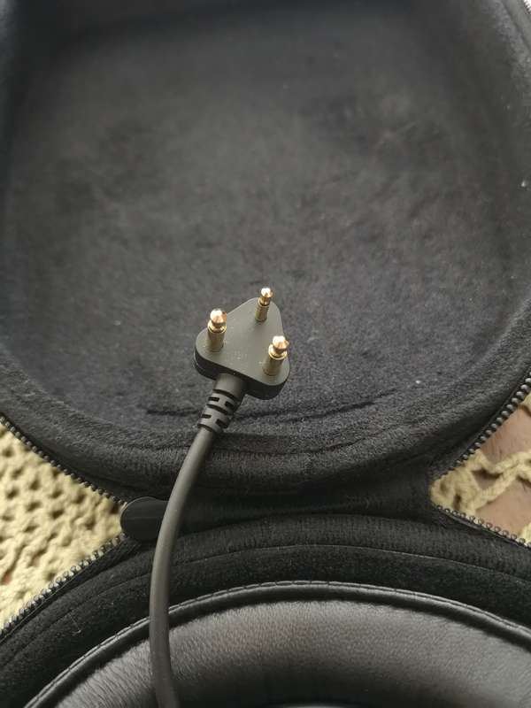 Bowers & Wilkins E1 Emirates airlines headphones