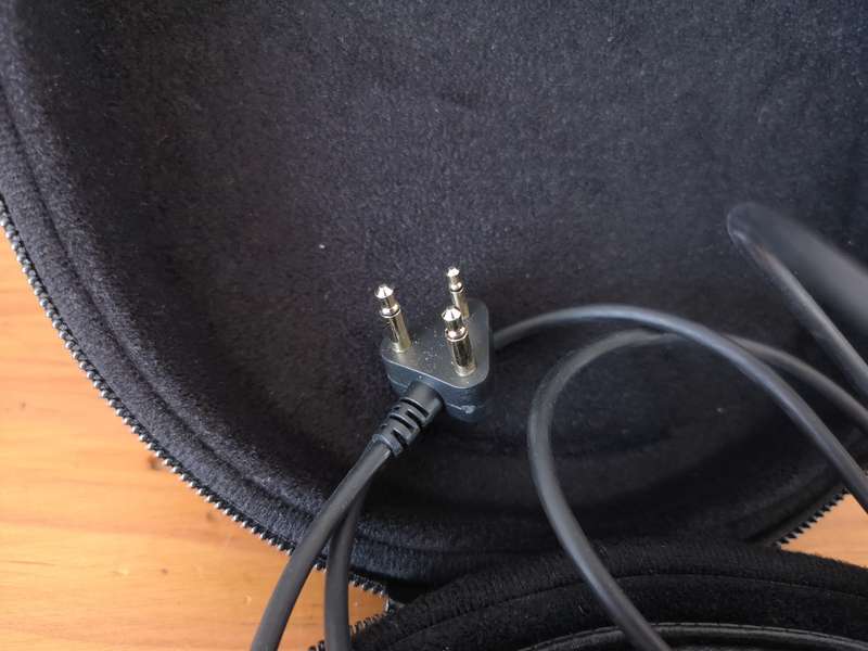Bowers & Wilkins E1 Emirates airlines headphones