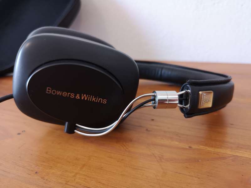 Bowers & Wilkins E1 Emirates airlines headphones