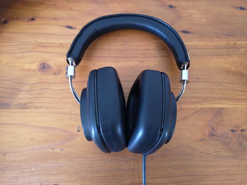 Bowers & Wilkins E1 Emirates airlines headphones