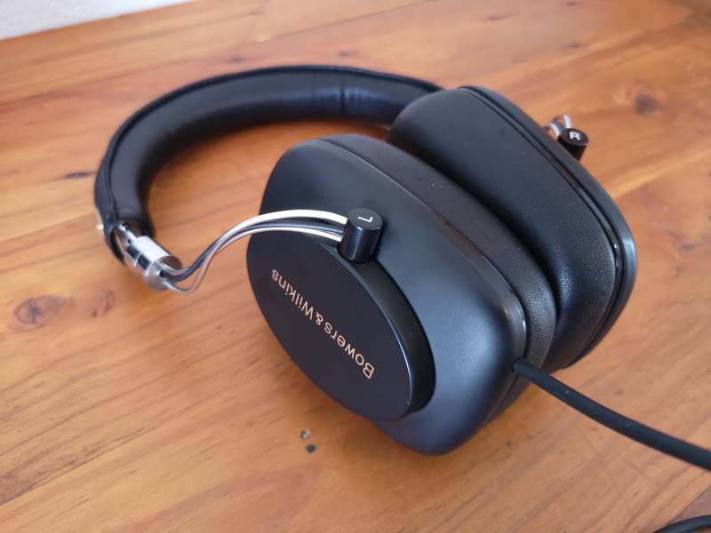 Bowers & Wilkins E1 Emirates airlines headphones