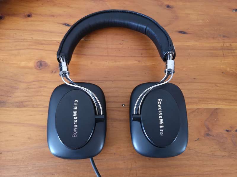 Bowers & Wilkins E1 Emirates airlines headphones
