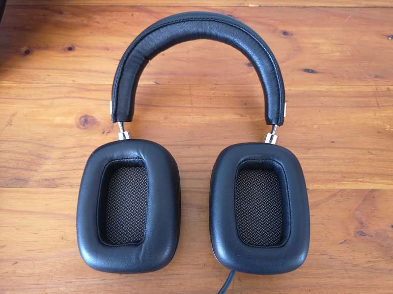 Bowers & Wilkins E1 Emirates airlines headphones
