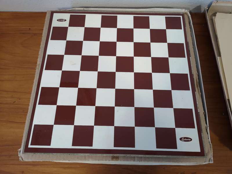 Vintage Chess set in English & Afrikaans
