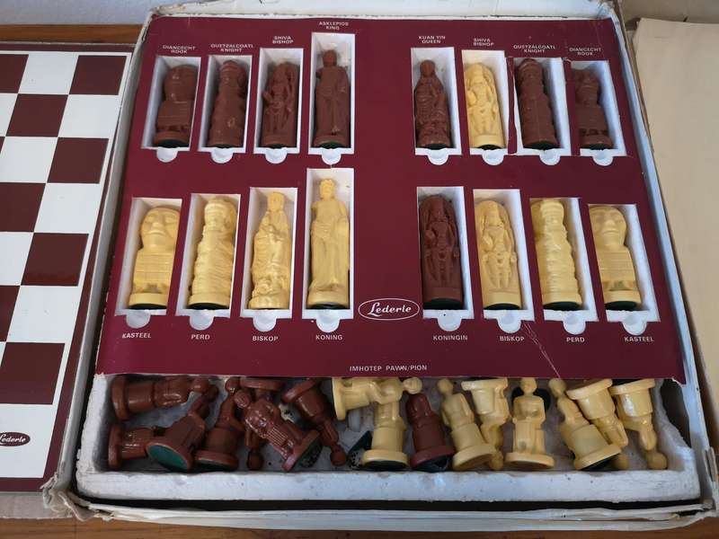 Vintage Chess set in English & Afrikaans