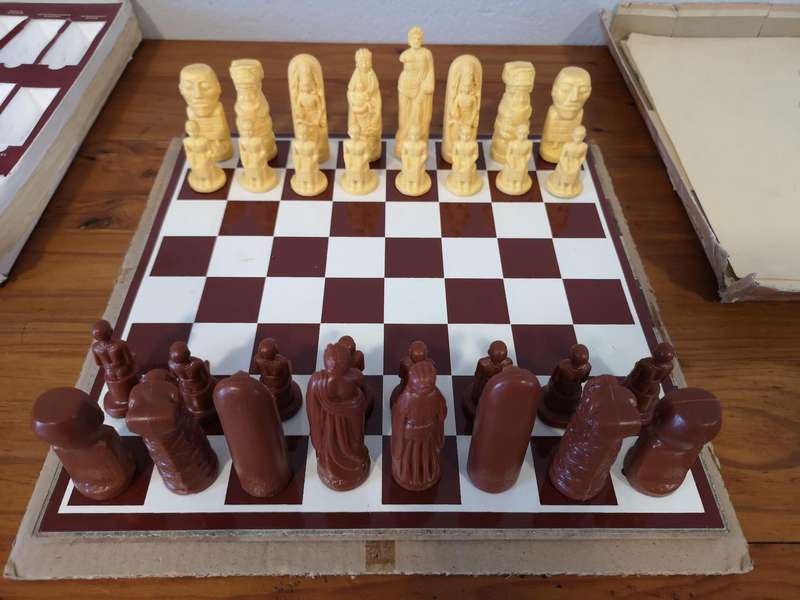 Vintage Chess set in English & Afrikaans