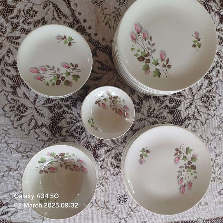 JOHNSON BROS DINNER SET