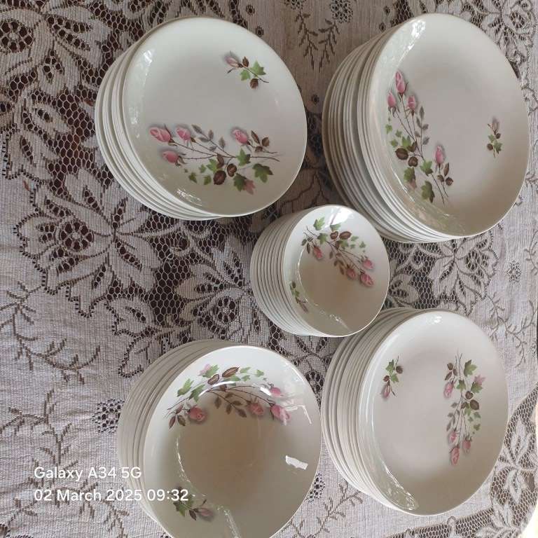 JOHNSON BROS DINNER SET