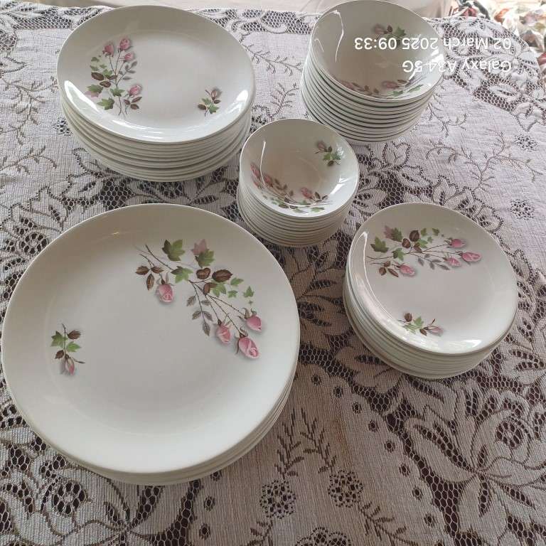 JOHNSON BROS DINNER SET