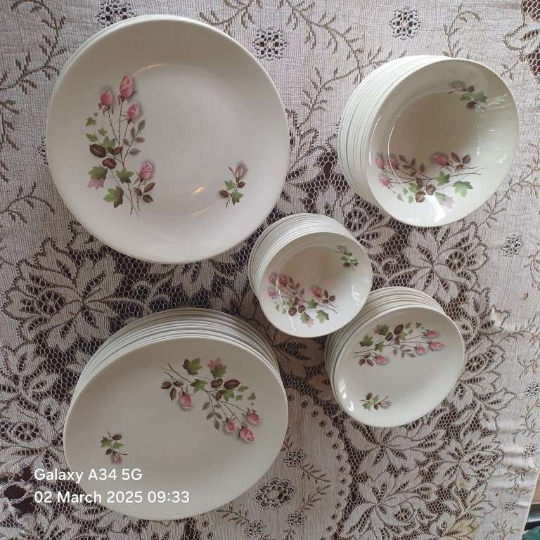 JOHNSON BROS DINNER SET