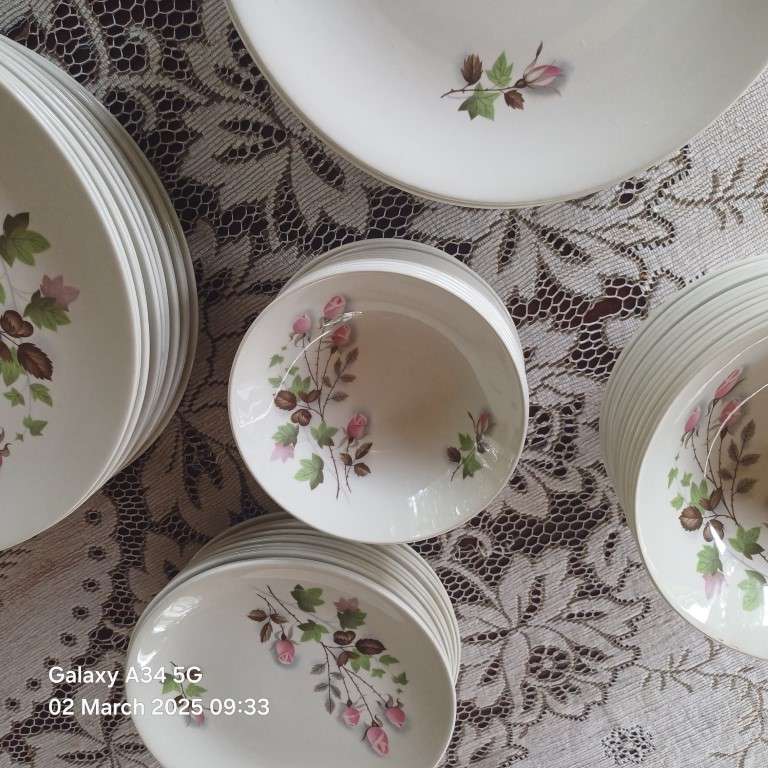 JOHNSON BROS DINNER SET