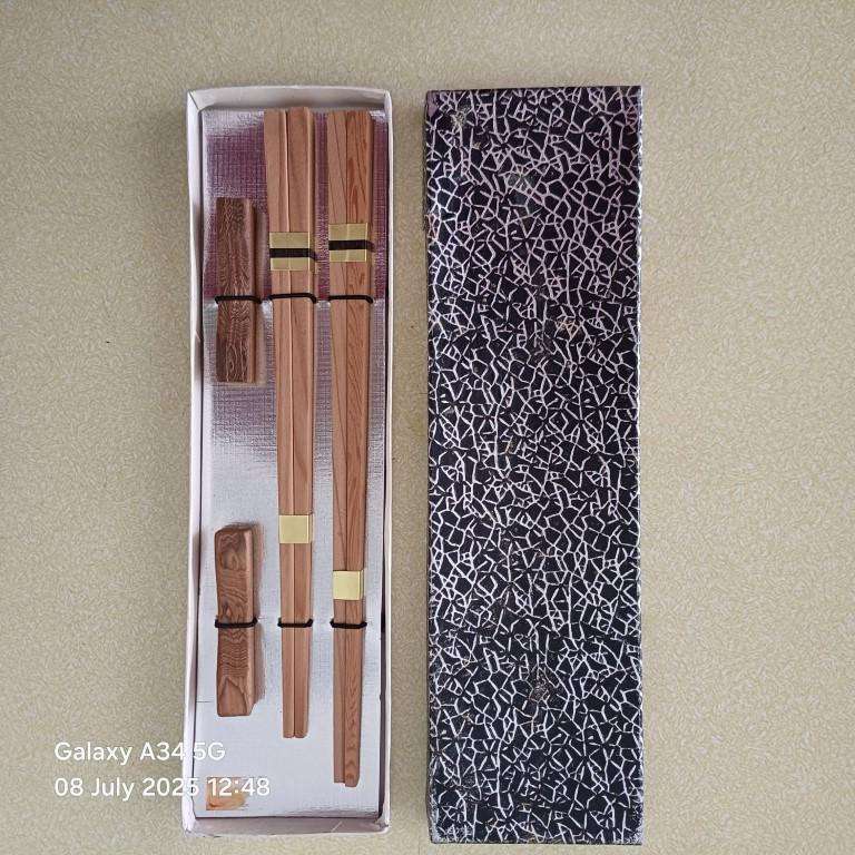 GENUINE VINTAGE JAPANESE WOODEN CHOPSTICKS NIB!