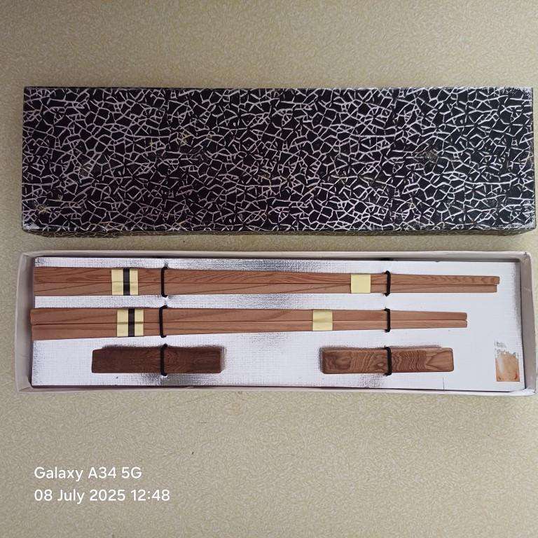 GENUINE VINTAGE JAPANESE WOODEN CHOPSTICKS NIB!