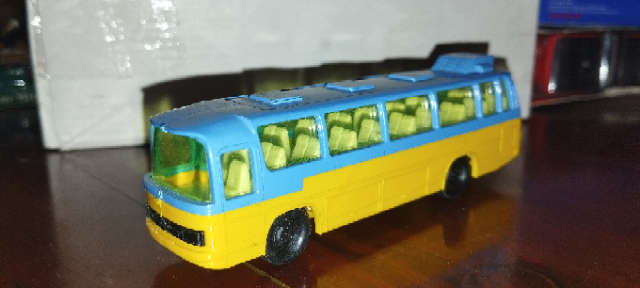 Joy Toy Mercedes Benz O302 Bus - 1/87 Scale