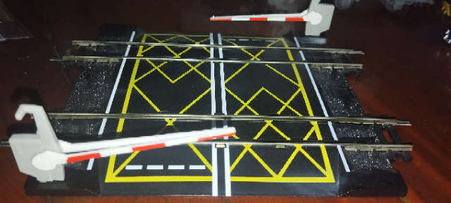 Hornby Dual Rail Level Crossing - OO Scale