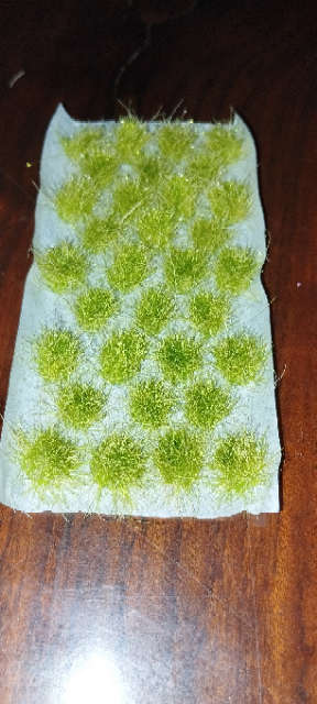 32 Grass Tufts - HO Scale