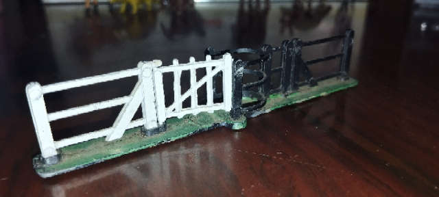 Vintage Metal Gate / Kissing Fence - OO Scale