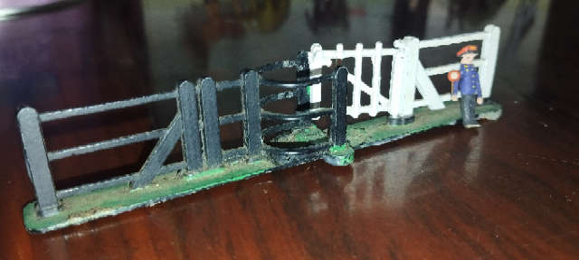 Vintage Metal Gate / Kissing Fence - OO Scale