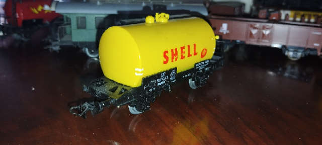 Piko DB Shell Oil Tanker Wagon - HO Scale