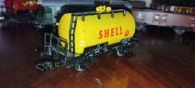 Piko DB Shell Oil Tanker Wagon - HO Scale