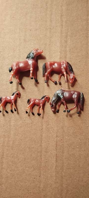 5 Horses - HO Scale