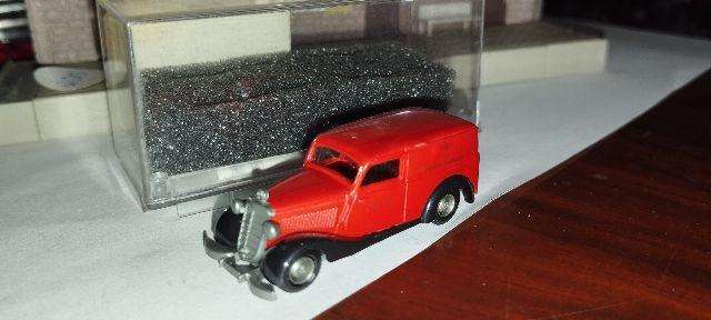 Praliné Mercedes Benz 170V Post Van - Reichpost - 1/87 Scale