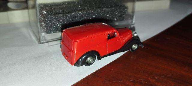 Praliné Mercedes Benz 170V Post Van - Reichpost - 1/87 Scale