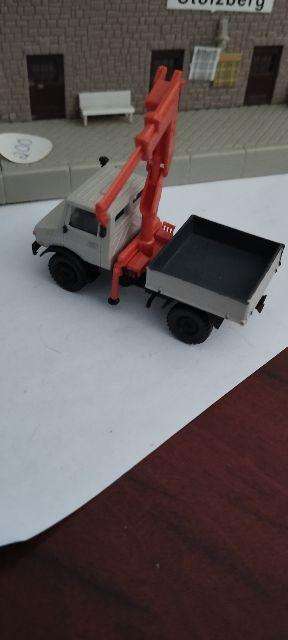 Roco Mercedes Benz Unimog with Loading Crane - 1/87 Scale