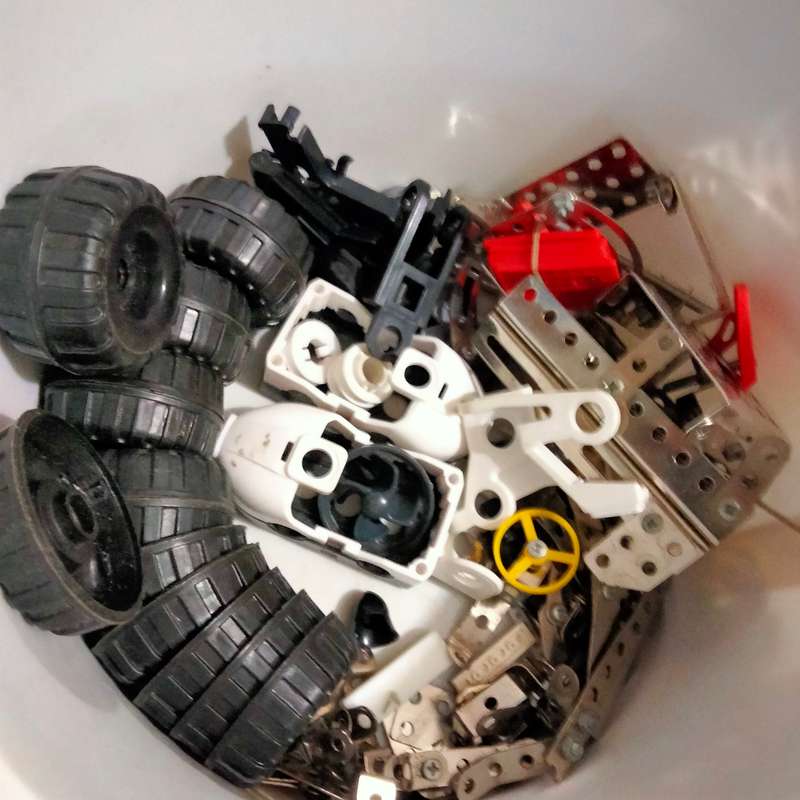 Meccano Mixed odds parts metal+ plastic parts Used+plastic storage tub-brochureREAD+seePic added car