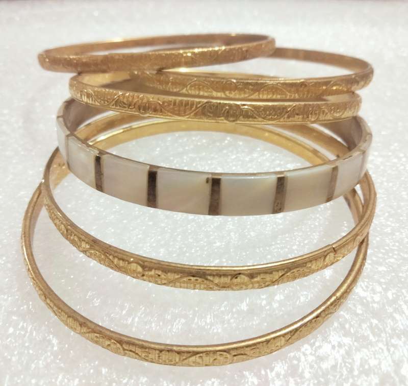 6 Bangles 1 Mother of Pearl brass stripe 5 thin stacker bangles yellow metal embossed pattern pretty
