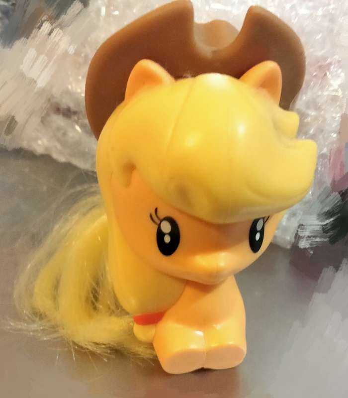 McDonald's 2018 Hasbro yellow My little Pony Applejack Cuttie Mark Crew happy meal