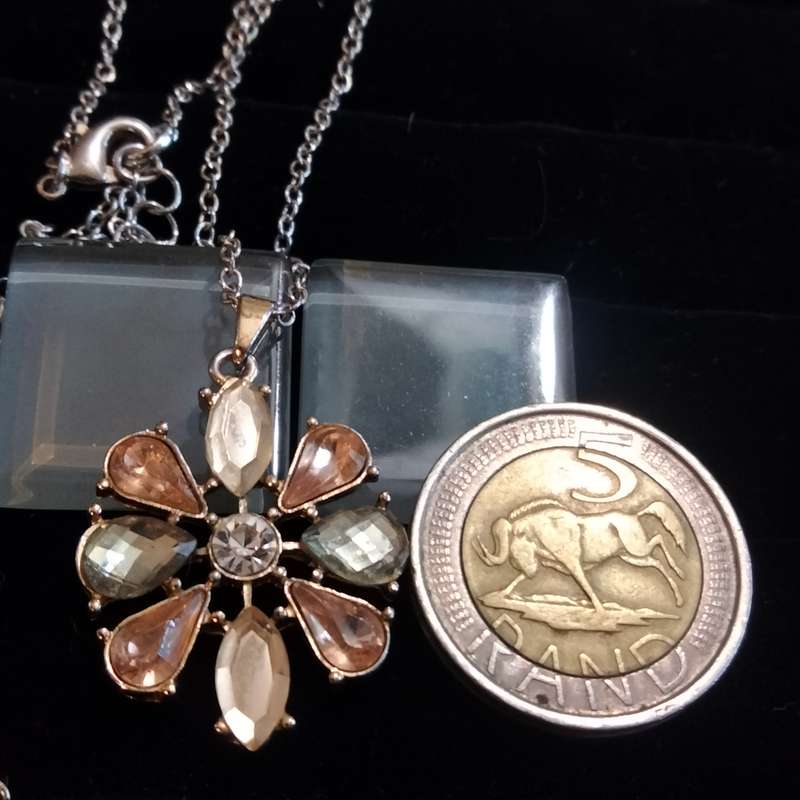 Necklace Crystals Flour synthetic Petals colourful palette - setting gold tone