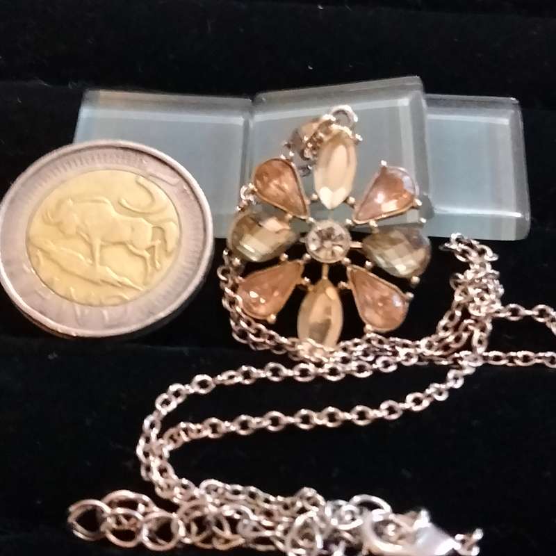 Necklace Crystals Flour synthetic Petals colourful palette - setting gold tone