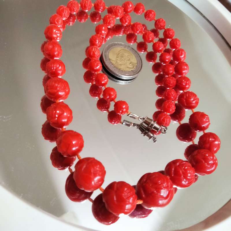 Necklace Vintage LUCITE Red Rose on each side of bead barrel clasp