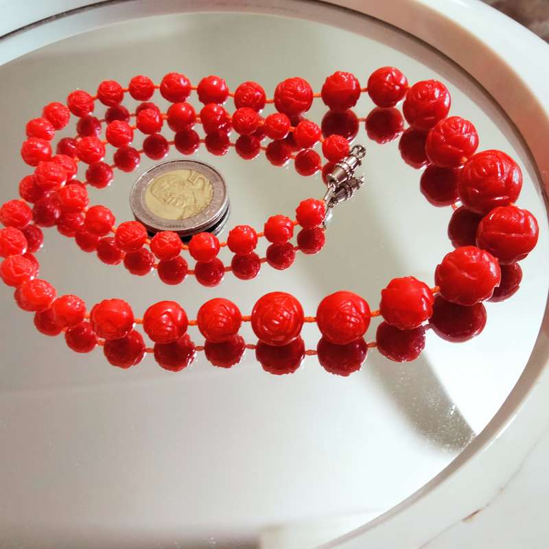Necklace Vintage LUCITE Red Rose on each side of bead barrel clasp