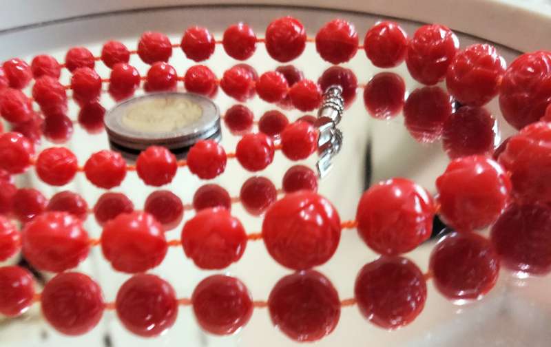 Necklace Vintage LUCITE Red Rose on each side of bead barrel clasp