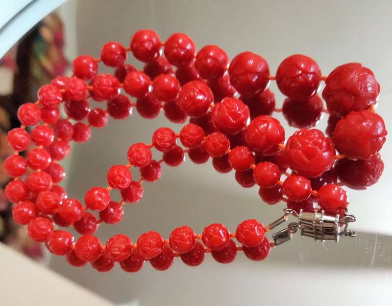 Necklace Vintage LUCITE Red Rose on each side of bead barrel clasp