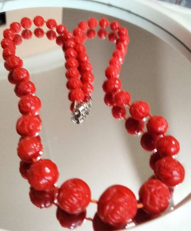 Necklace Vintage LUCITE Red Rose on each side of bead barrel clasp