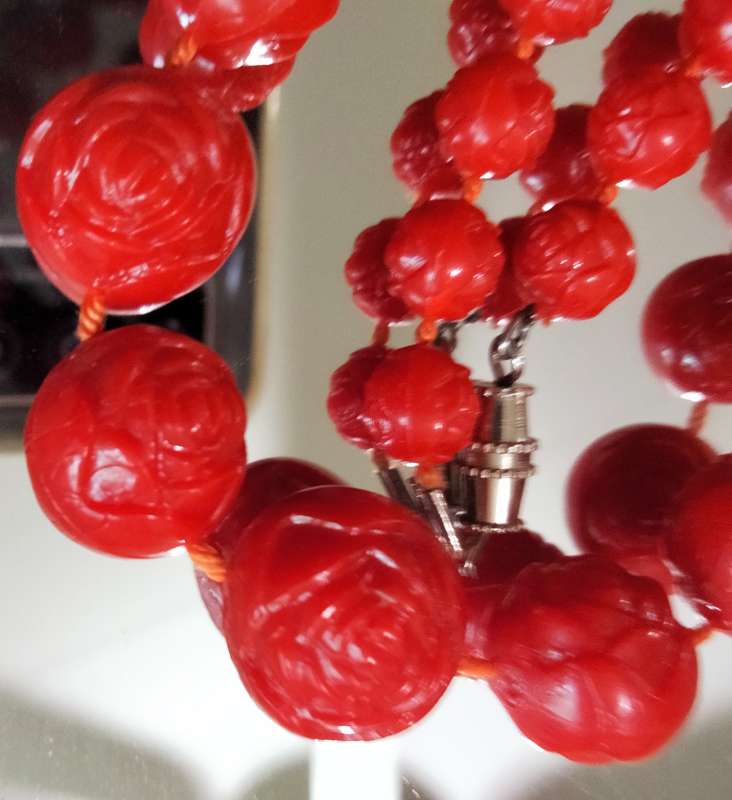 Necklace Vintage LUCITE Red Rose on each side of bead barrel clasp
