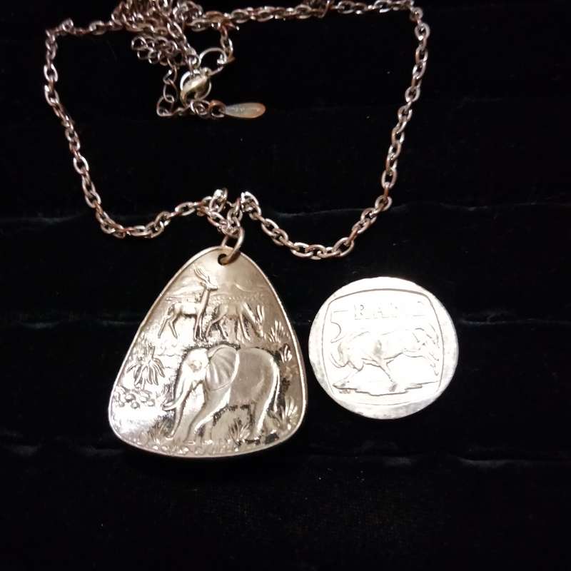 Necklace - Pendant metal Elephant+Giraffe Silver tone+chain-TALLYWELL