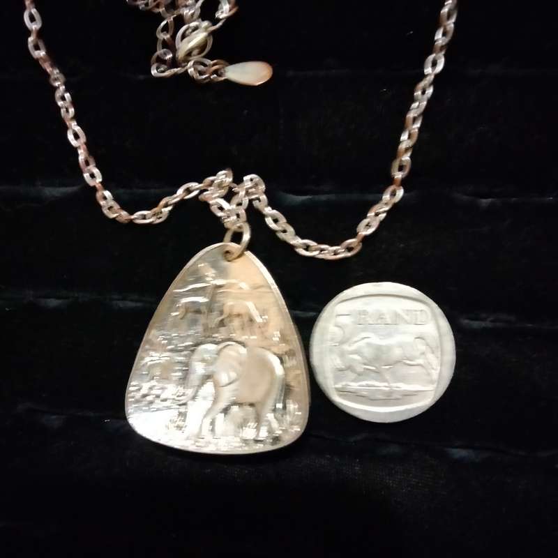 Necklace - Pendant metal Elephant+Giraffe Silver tone+chain-TALLYWELL